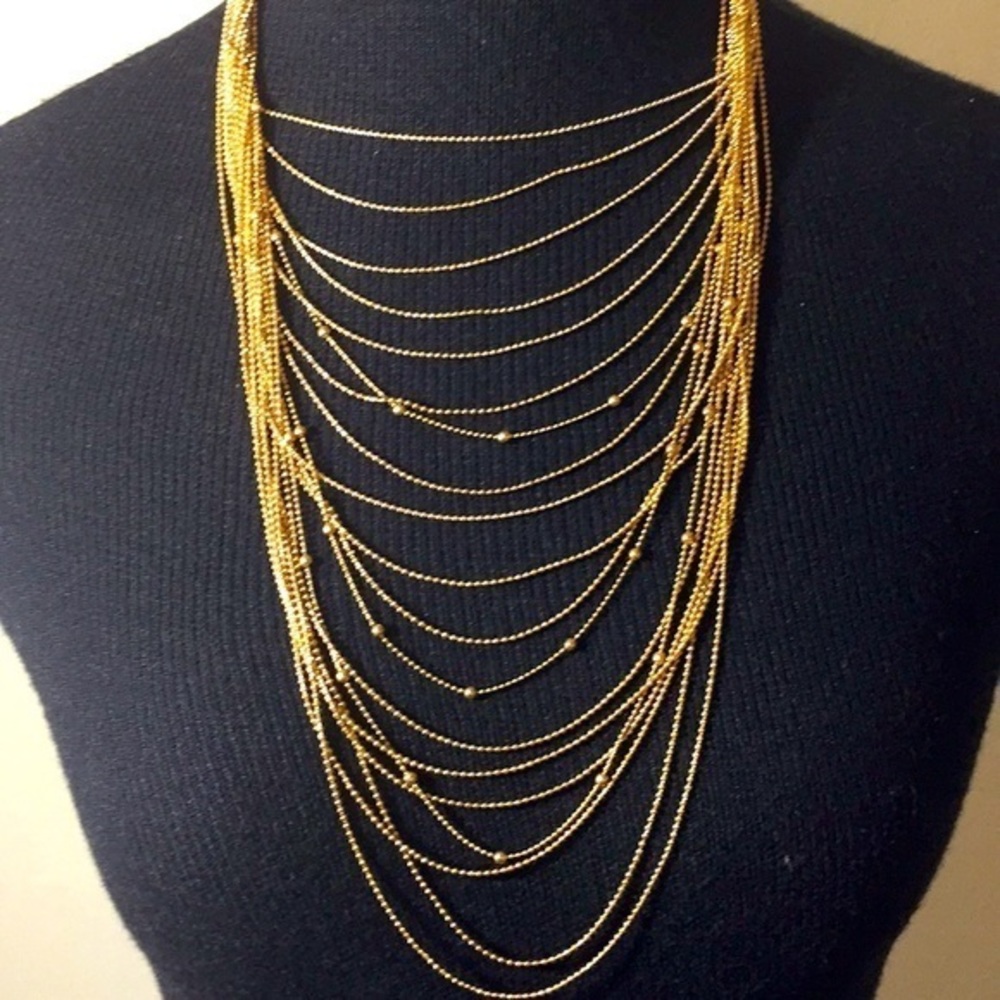 Fashion neck design in gold